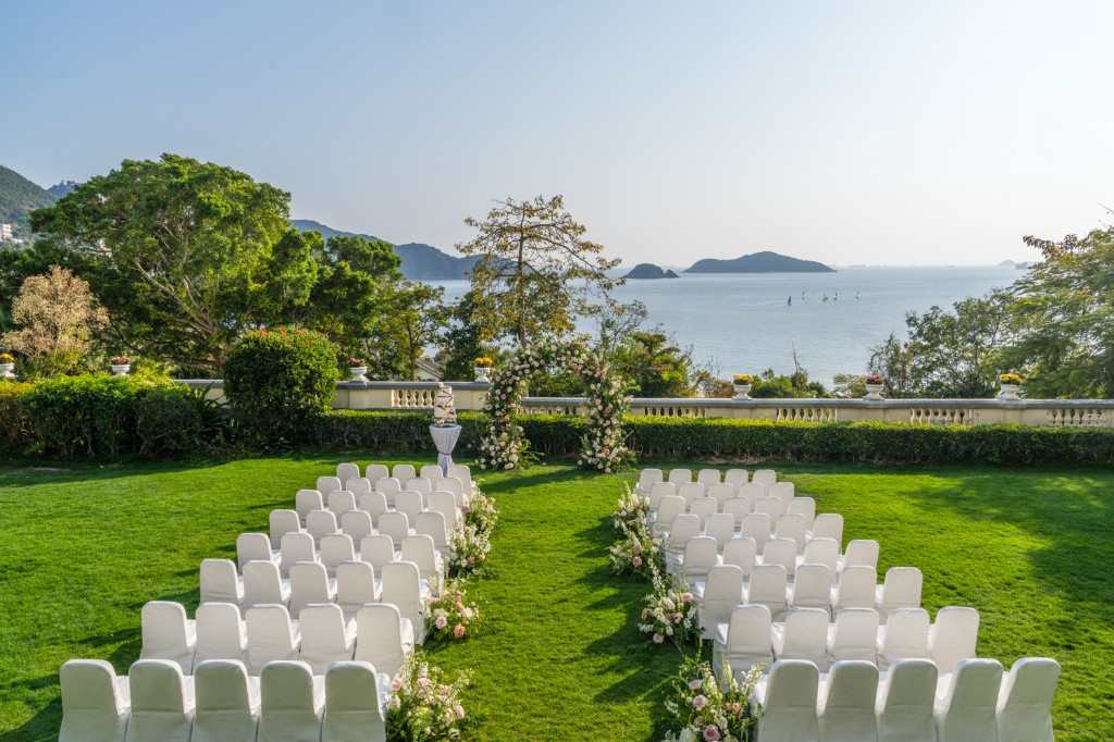 Outdoor wedding ceremony on the Front Lawn at The Repulse Bay overlooking the sea